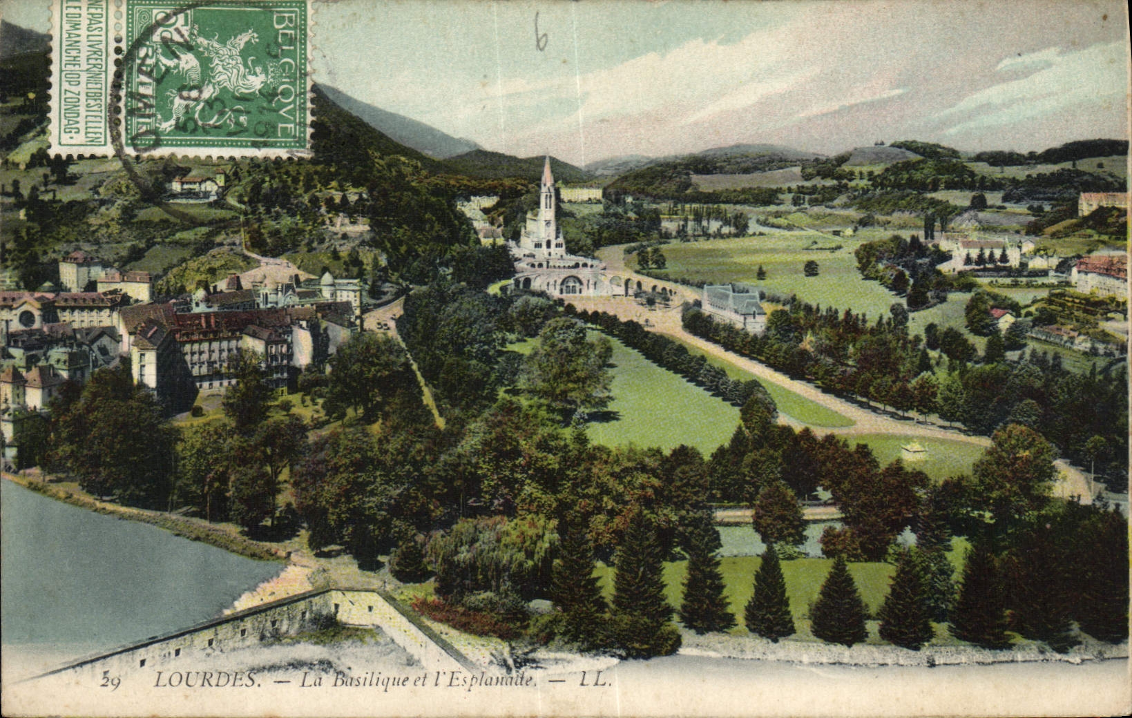 CPA Lourdes La Basilique et l'Esplanade 