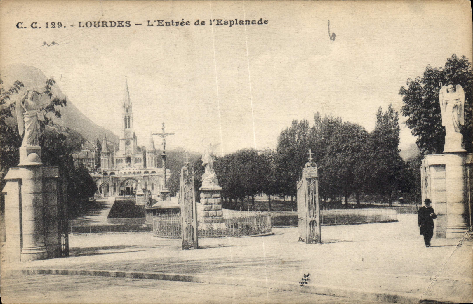 CPA Lourdes L'Entree de l'Esplanade 