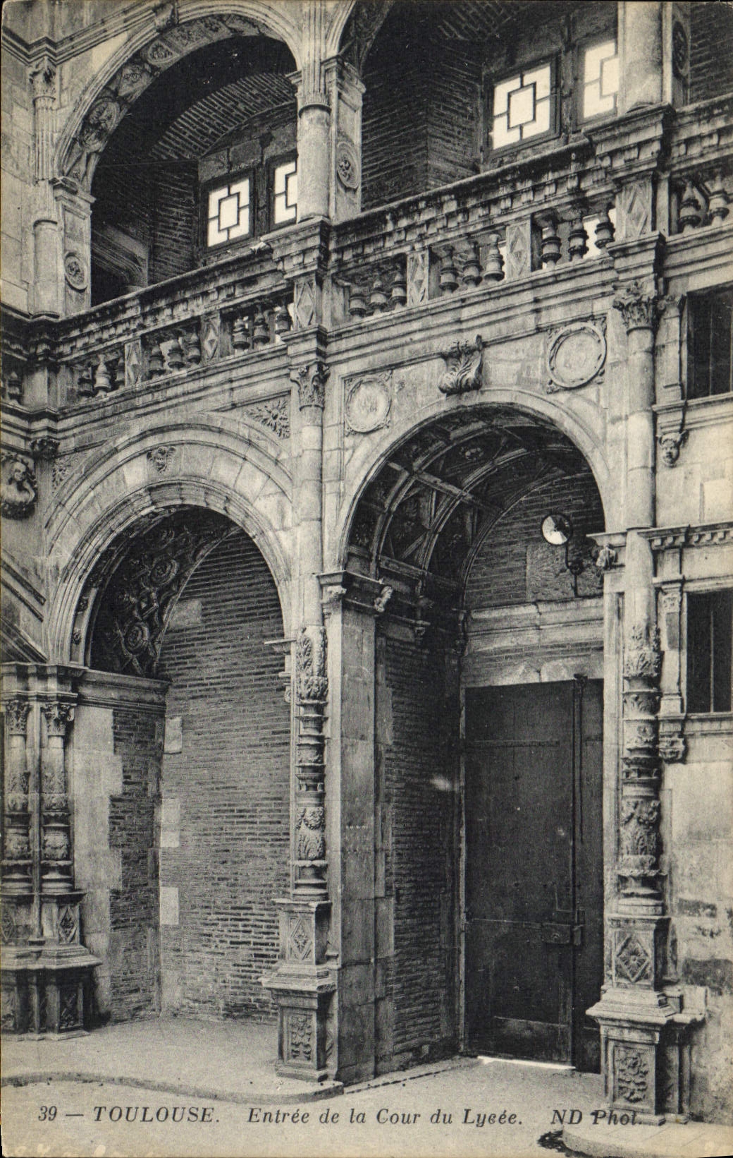 CPA Toulouse Entree de la Cour du Lycee 