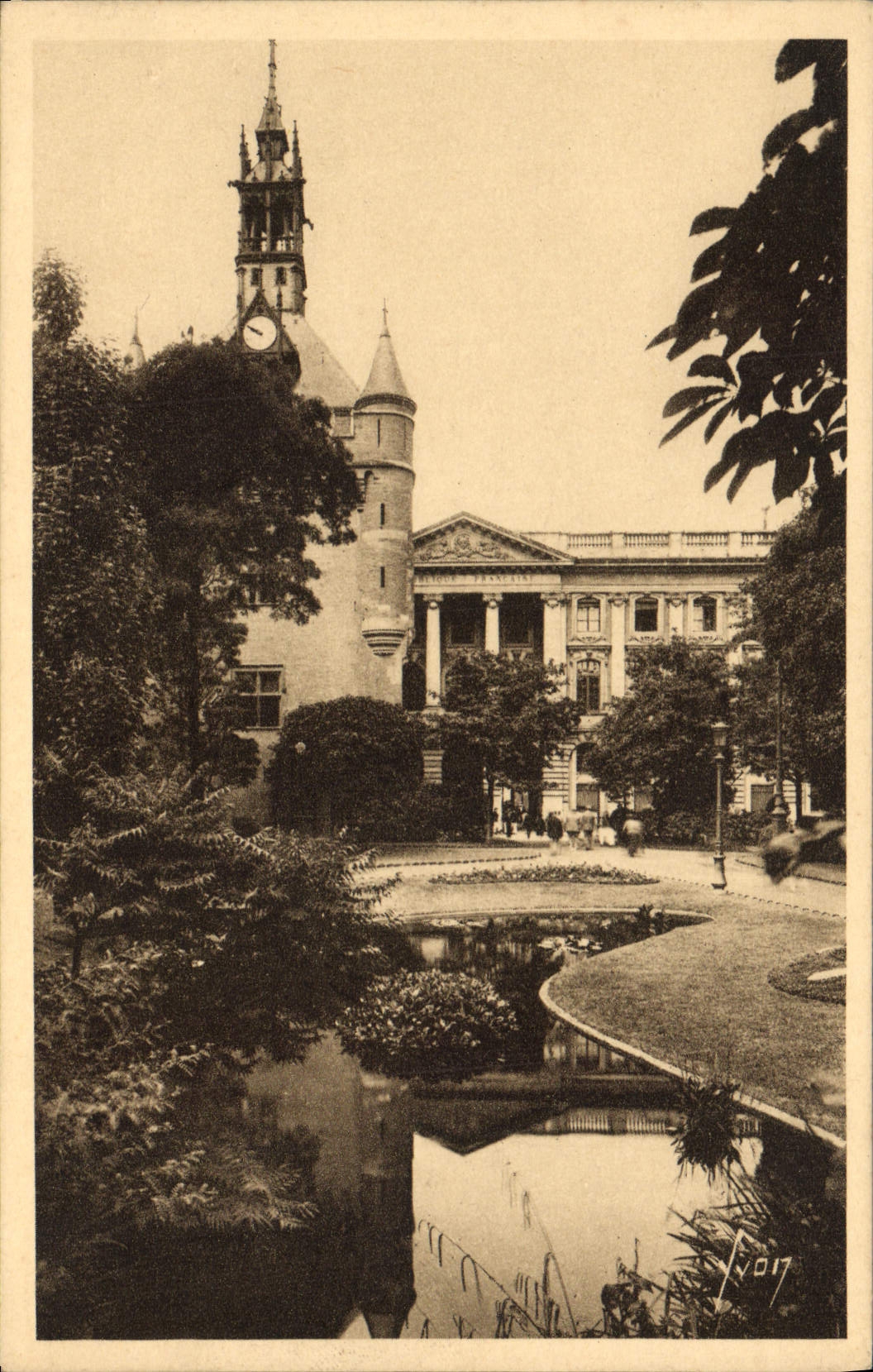 CPA Toulouse Haute Garonne Le Donjon du Capitole et le Square