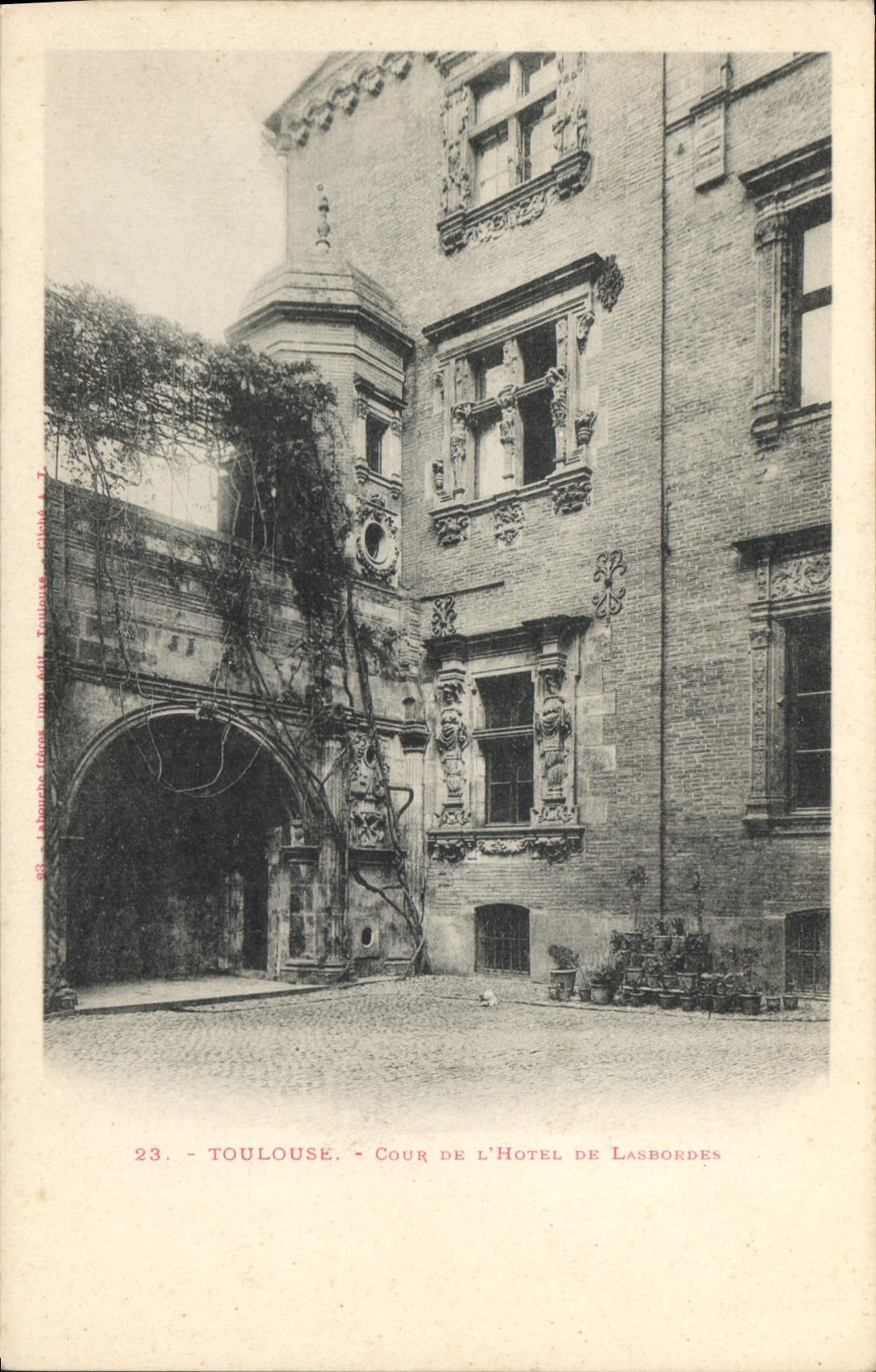 CPA Toulouse Cour de l'Hotel de Lasbordes