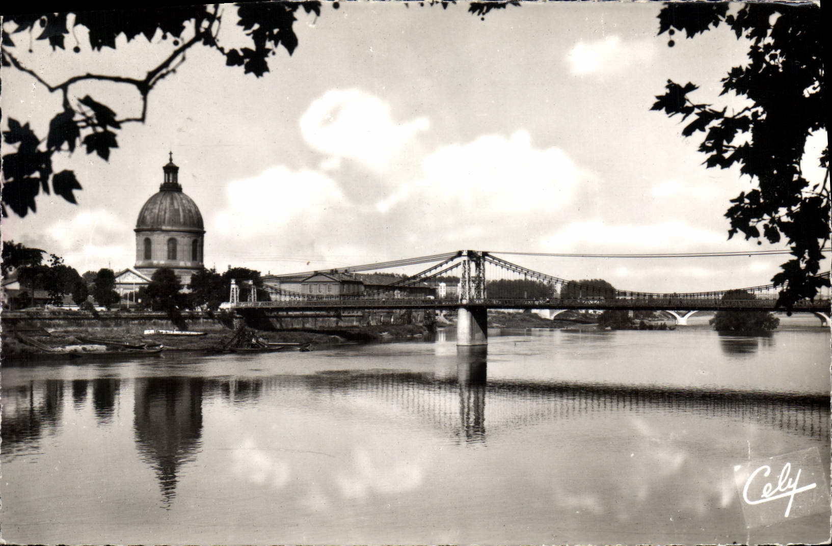 CPA Toulouse Haute Garonne Pont Suspendu sur la Garonne Dome de la Grave 