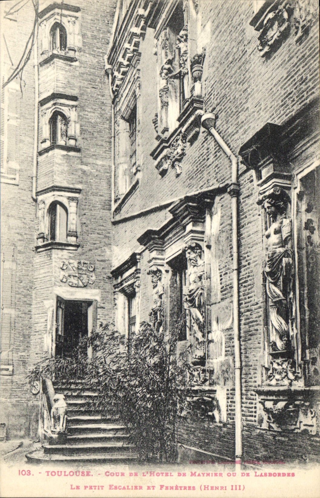 CPA Toulouse Cour de l'Hotel de Mathier ou de Lasbordes Le Petit Escalier et Fenetres