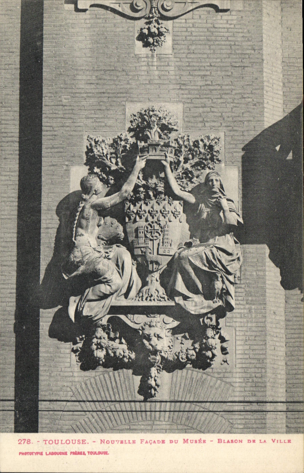 CPA Toulouse Nouvelle Facade du Musee Blason de la Ville