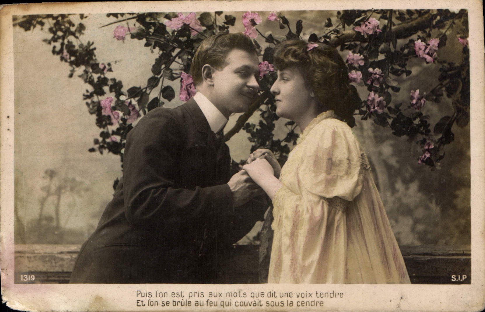 CPA Puis lon est pris aux mots oue dit une voix tendre Femme