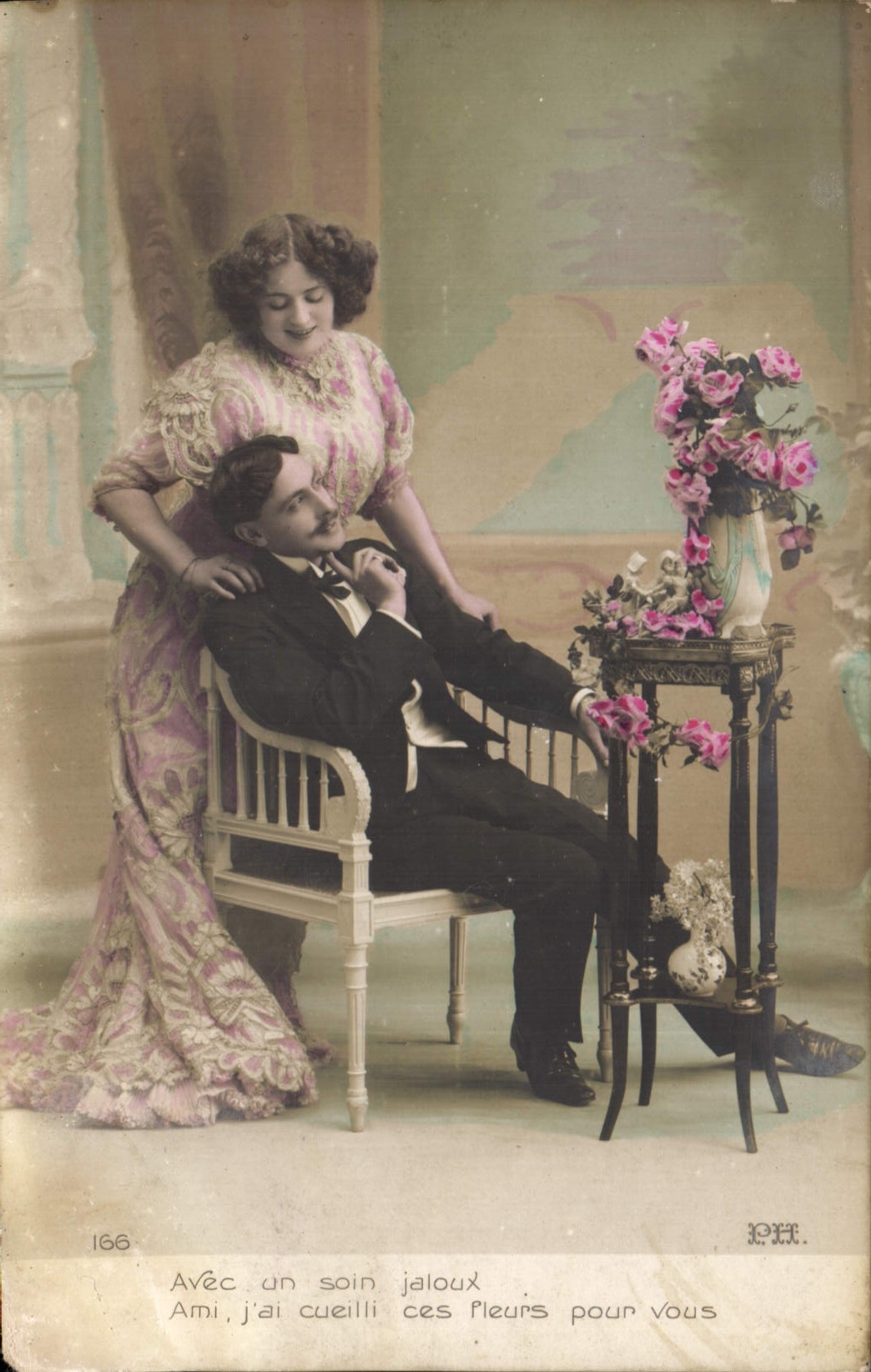 CPA Avec un soin jaloux Femme