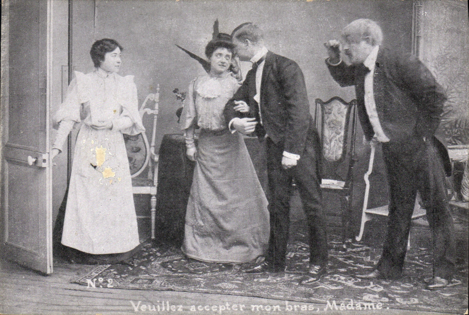 CPA Veuillez accepter mon bras Madame Feme