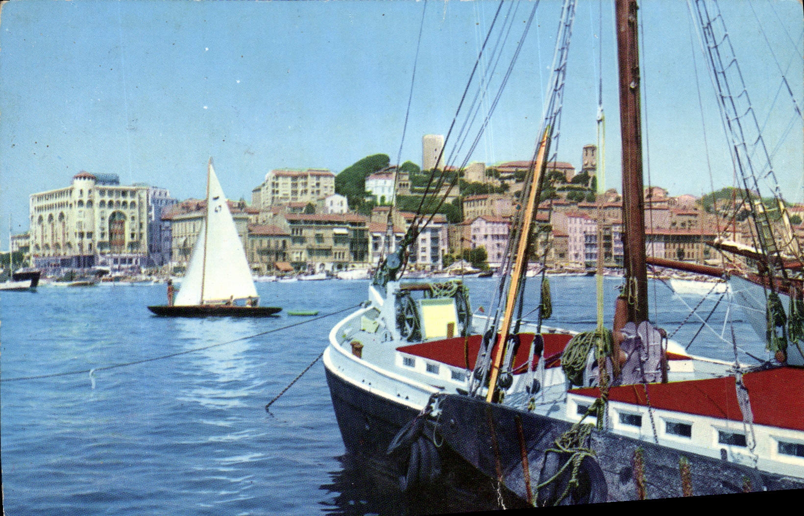 CPA Cannes Vue sur le Suquet et le Quai Saint Pierre Bateaux