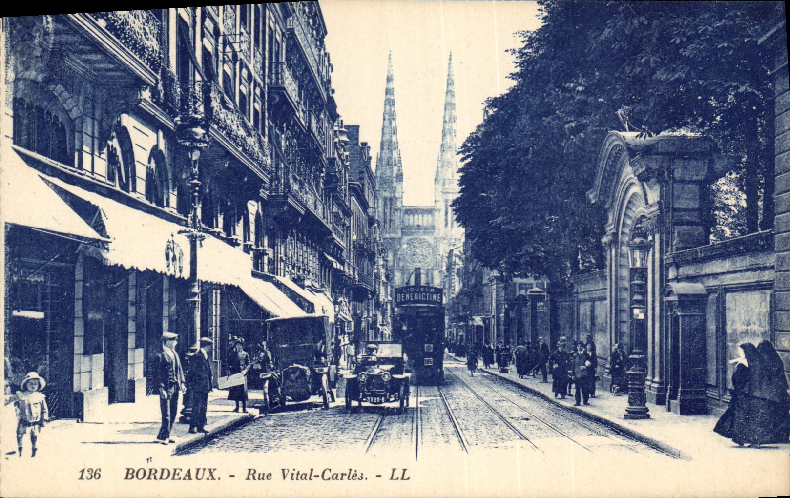 CPA Bordeaux Eue Vital Carles Automobile Tramway Religieuses