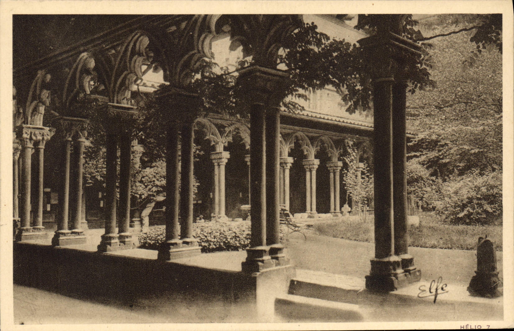 CPA Pyrenees Ocean Toulouse Le Musee Grand Cloitre des Augustins XIV siecle