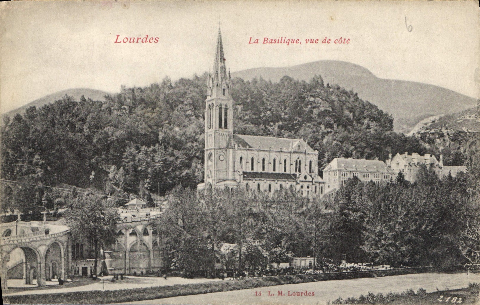 CPA Lourdes La Basilique vue de cote 