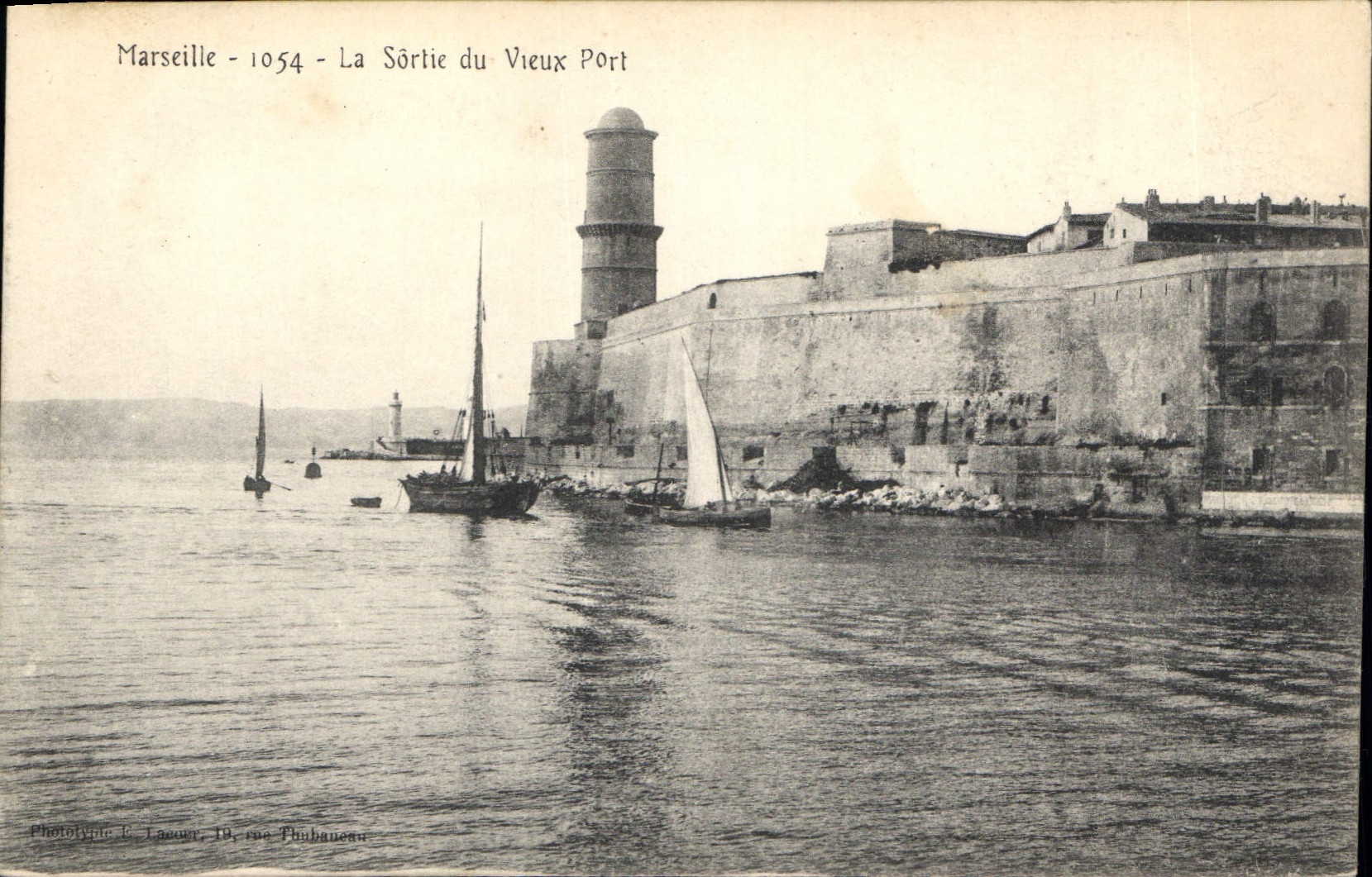 CPA Marseille 1054 La Sortie du Vieux Port 