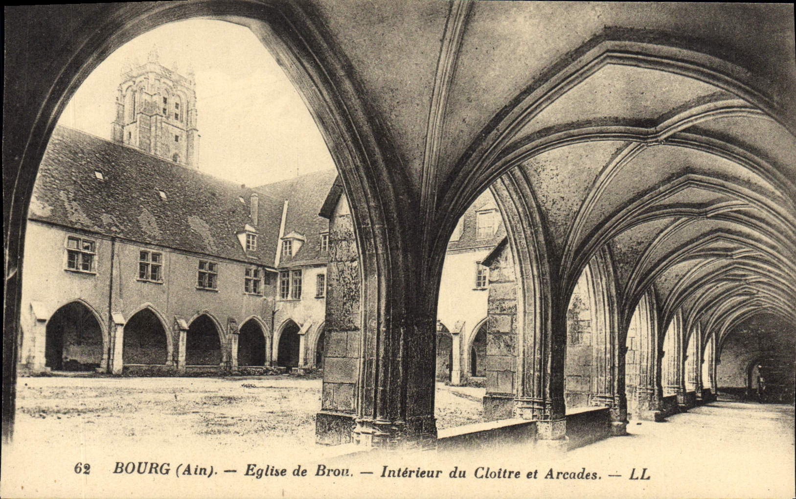 CPA Bourg Ain Eglise de Brou Interieur du Cloitre et Arcades 