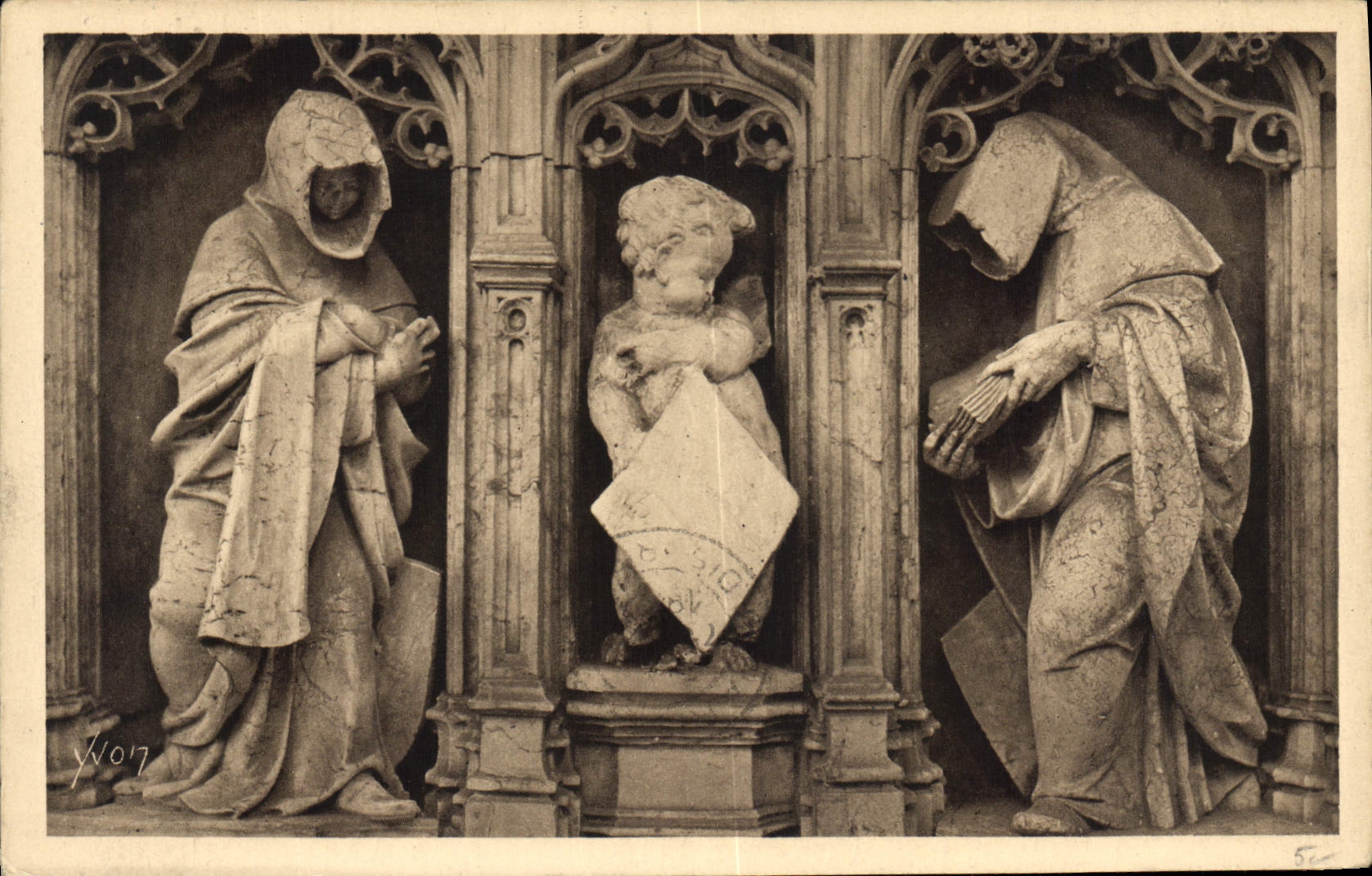CPA Bourg Eglise de Brou Figures du Mausolee de Marguerite de Bourbon Les pleureuses 