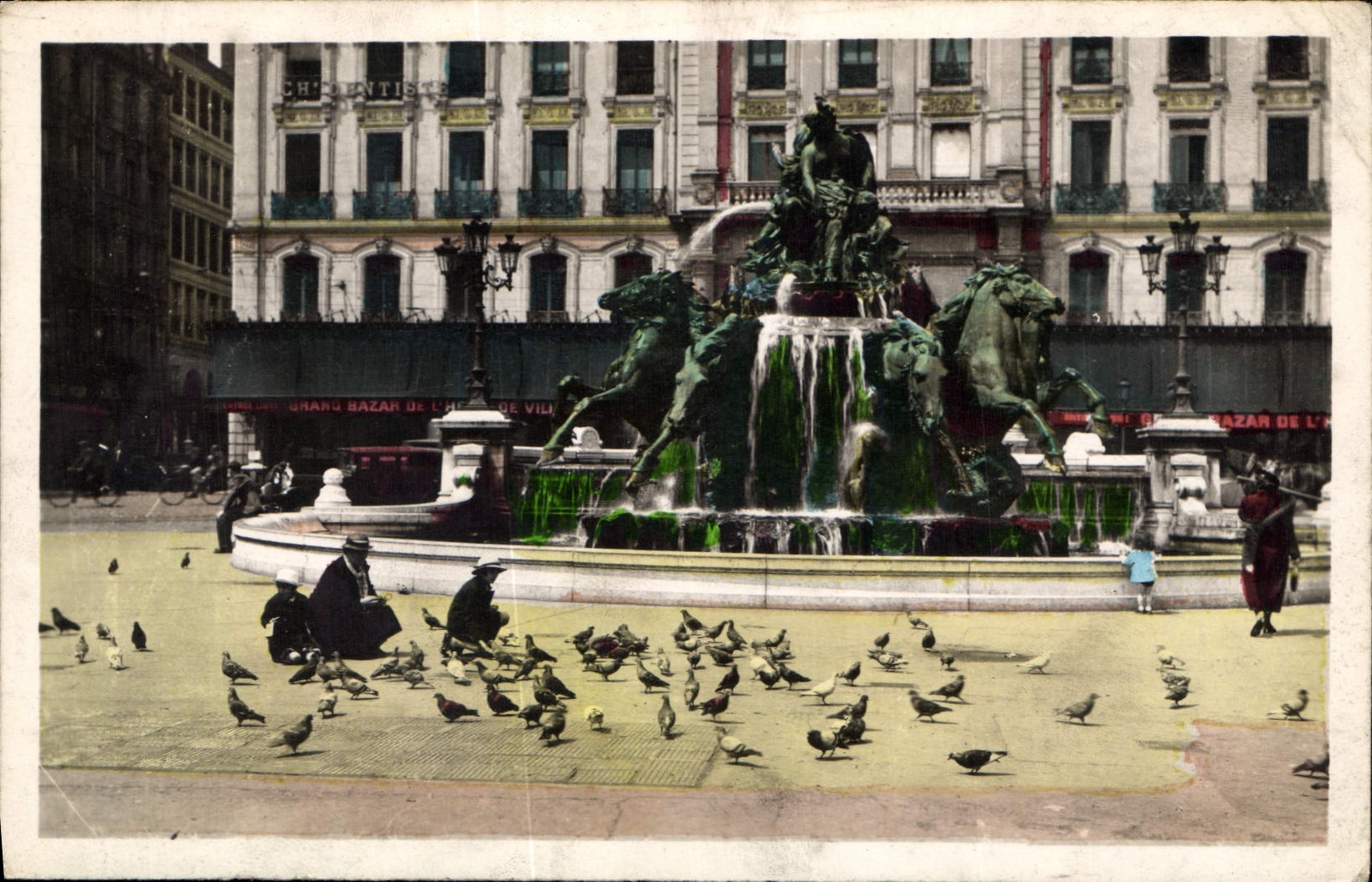CPA Lyon Place des Terreaux Les Pigeons