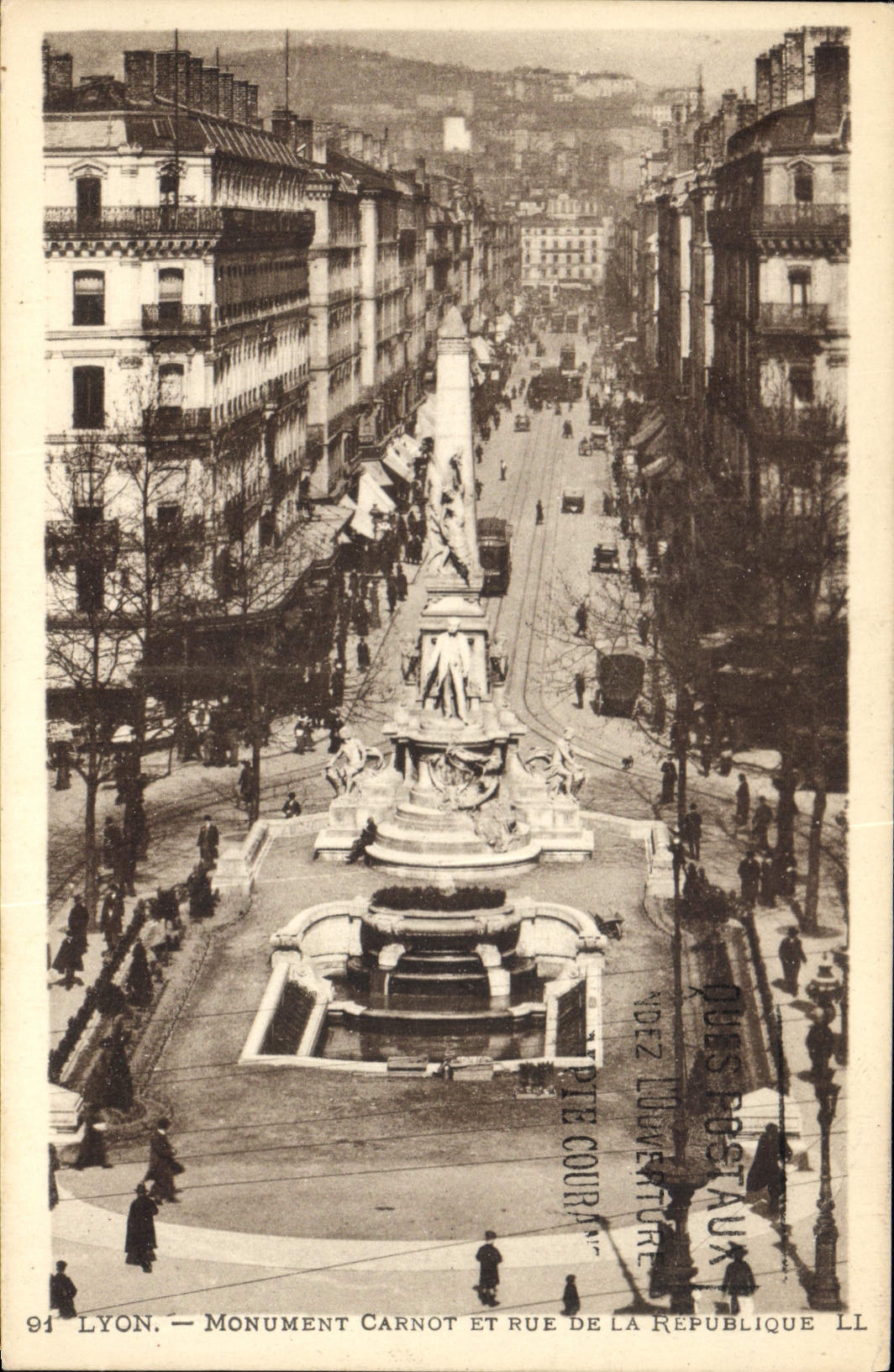 CPA Lyon Monument Carnot et Rue de la Republique