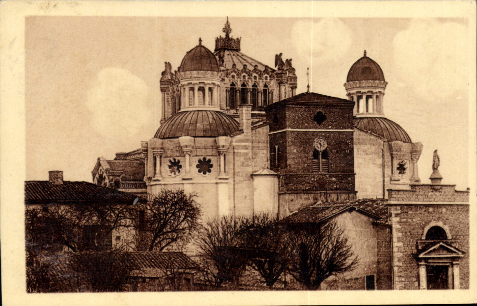 CPA La Basilique et l'Ancienne Eglise d'Ars Ain