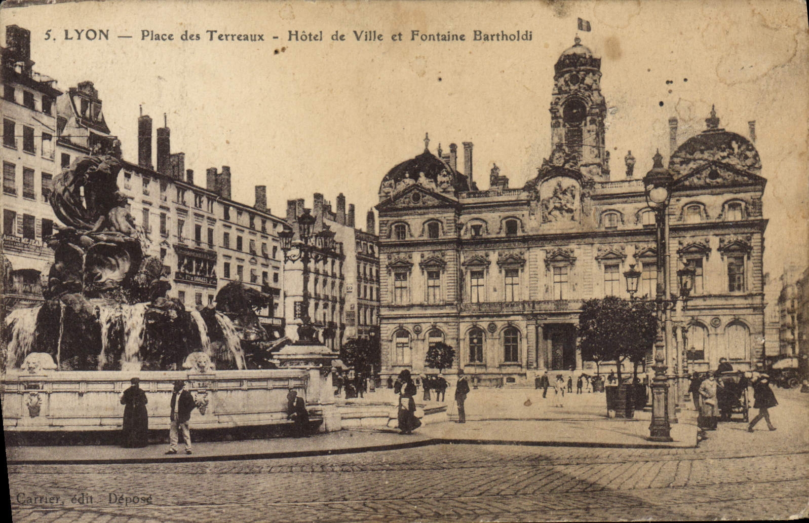 CPA Lyon Place des Terreaux Hotel de Ville et Fontaine Bartholdi