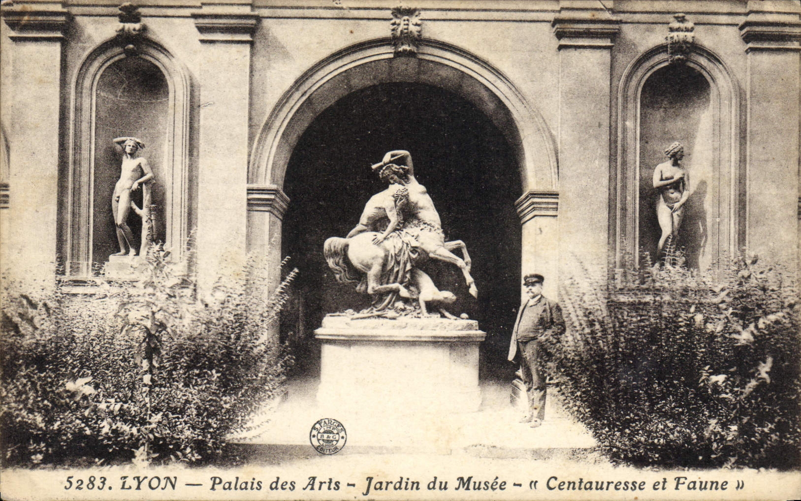 CPA Lyon Palais des Arts Jardin du Musee Centauresse et Faune 