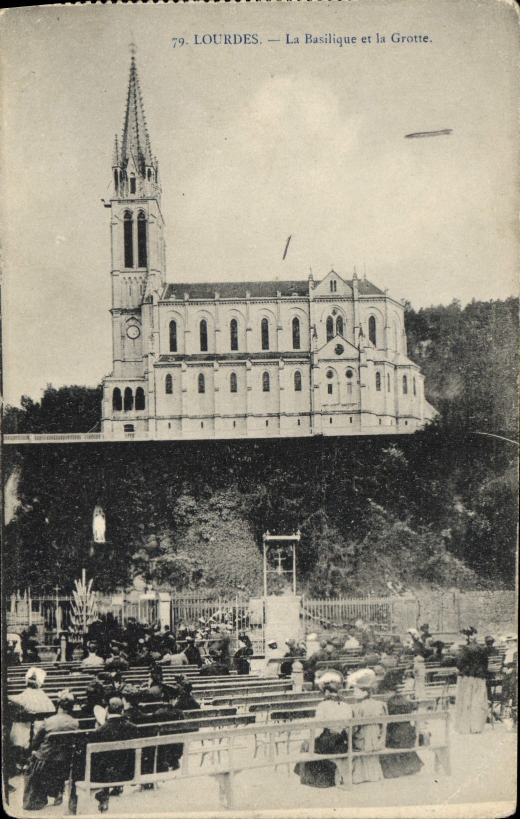 CPA Lourdes La Basilique et la Grotte 