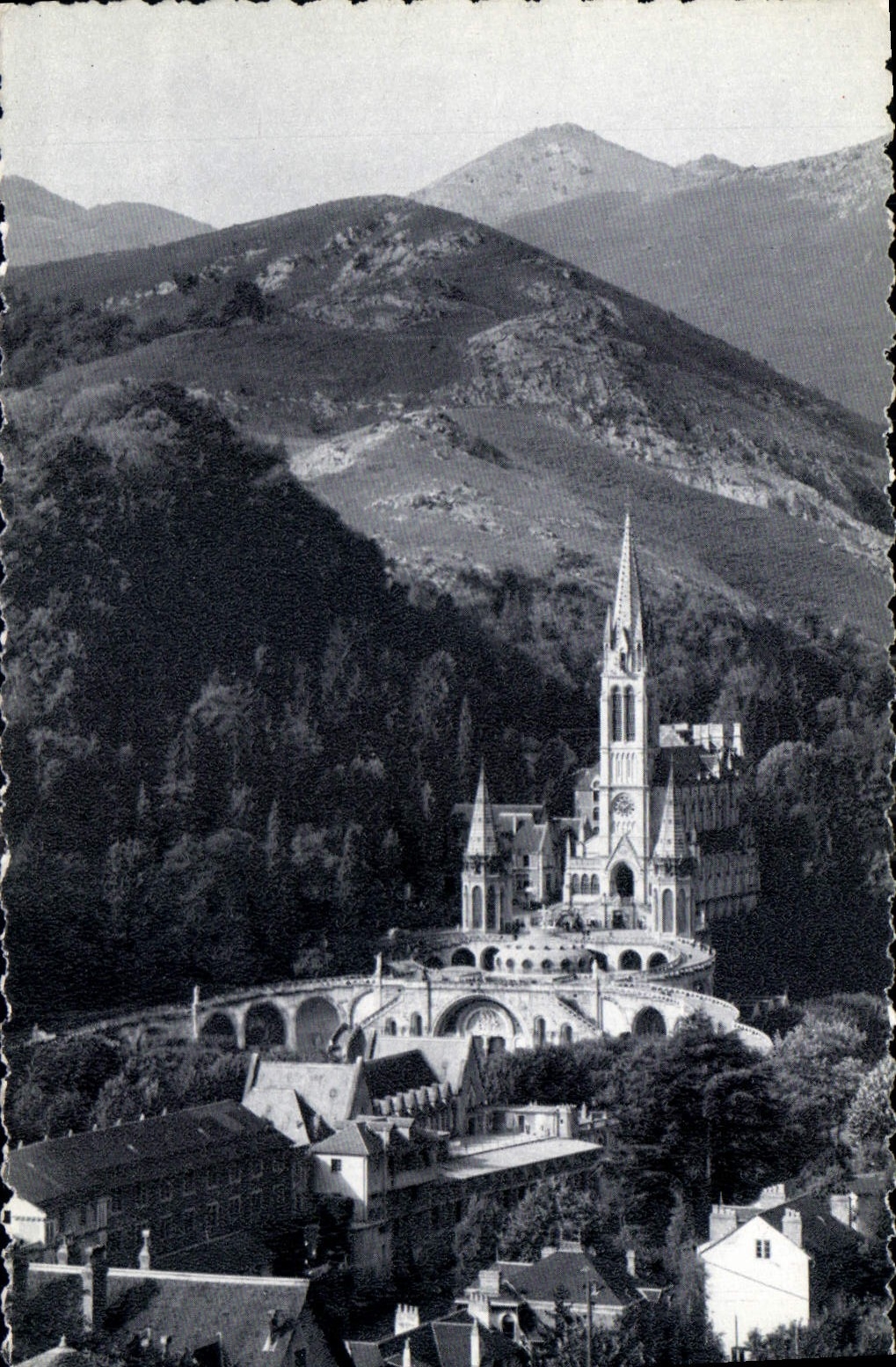 CPA Lourdes La Basilique et le Montagne du Calvaire 