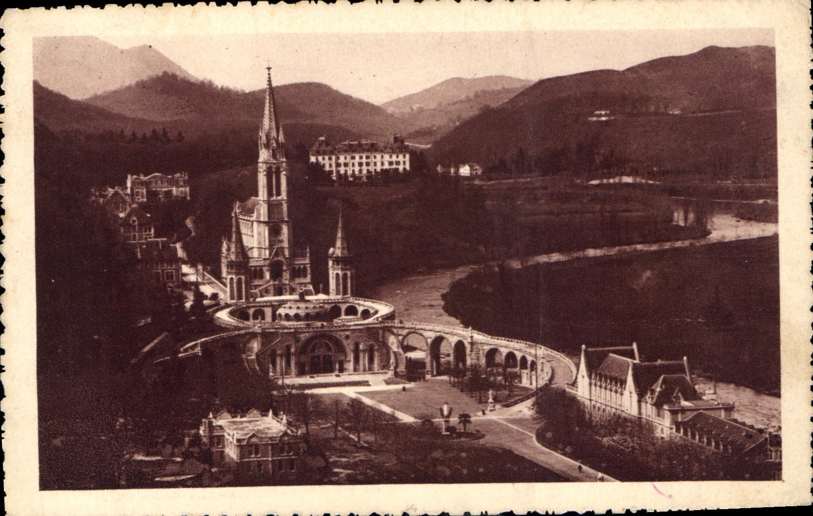 CPA Lourdes La Basilique vue du Chateau Fort 