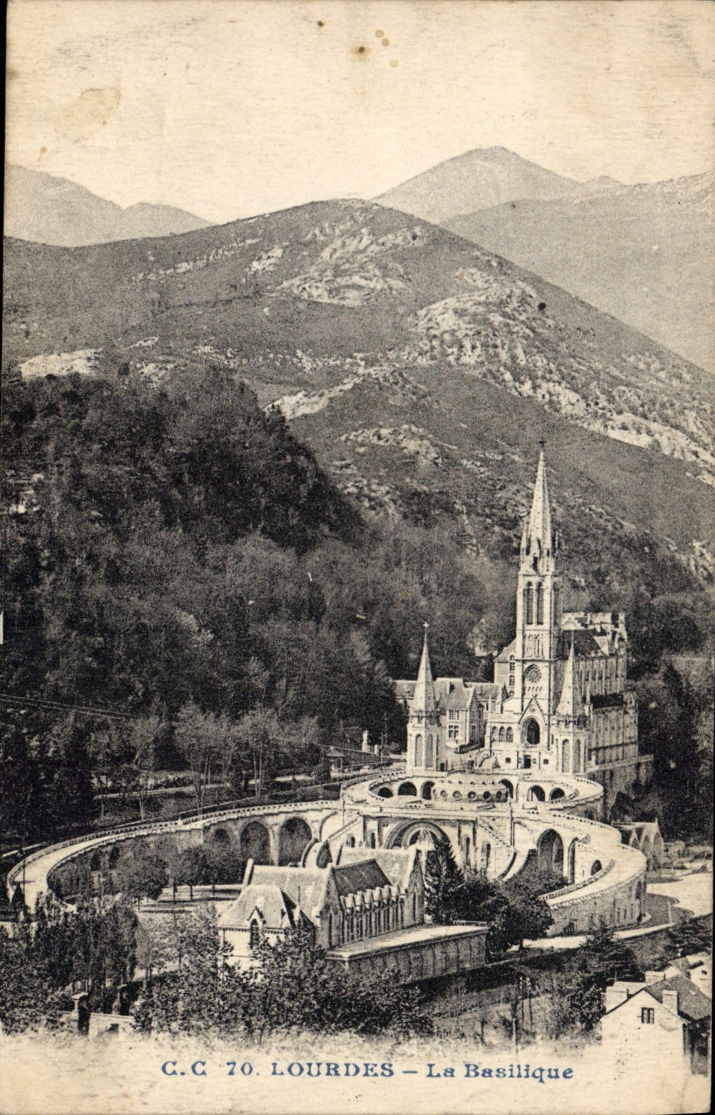 CPA Lourdes La Basilique 