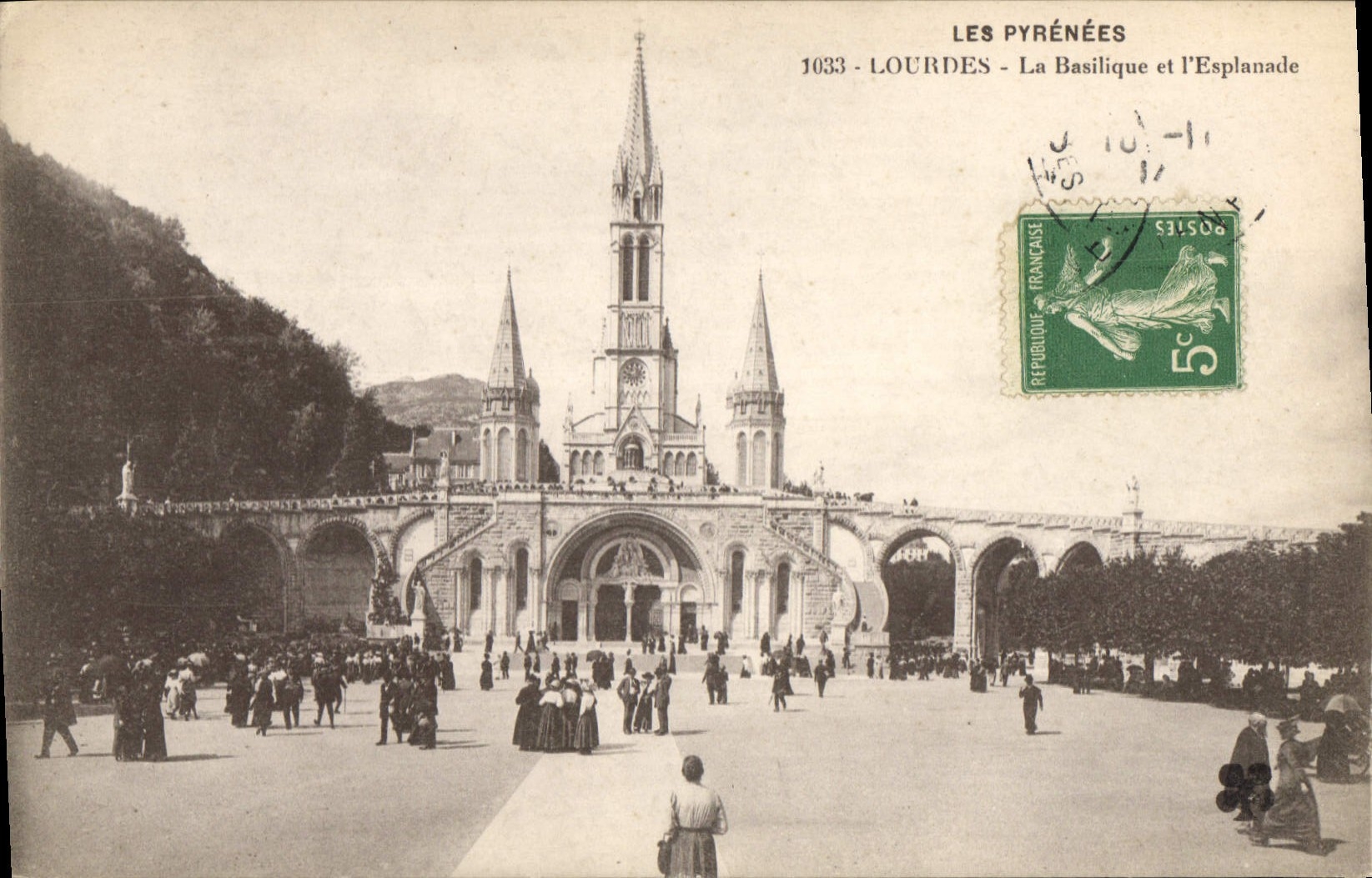 CPA Les Pyrenees Lourdes La Basilique et l'Esplanade