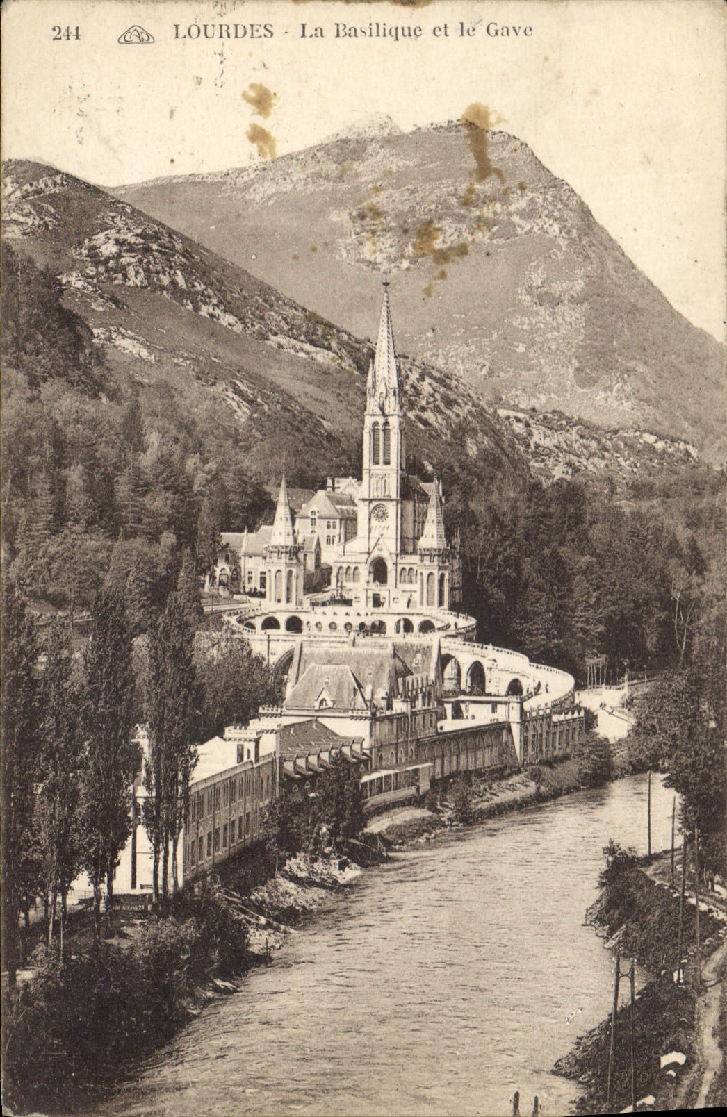 CPA Lourdes la Basilique et le Gave 