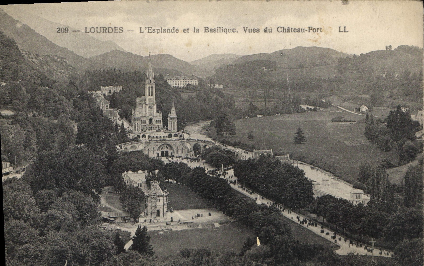 CPA Lourdes l'Esplande et la Basilique vues du Chateau Fort 
