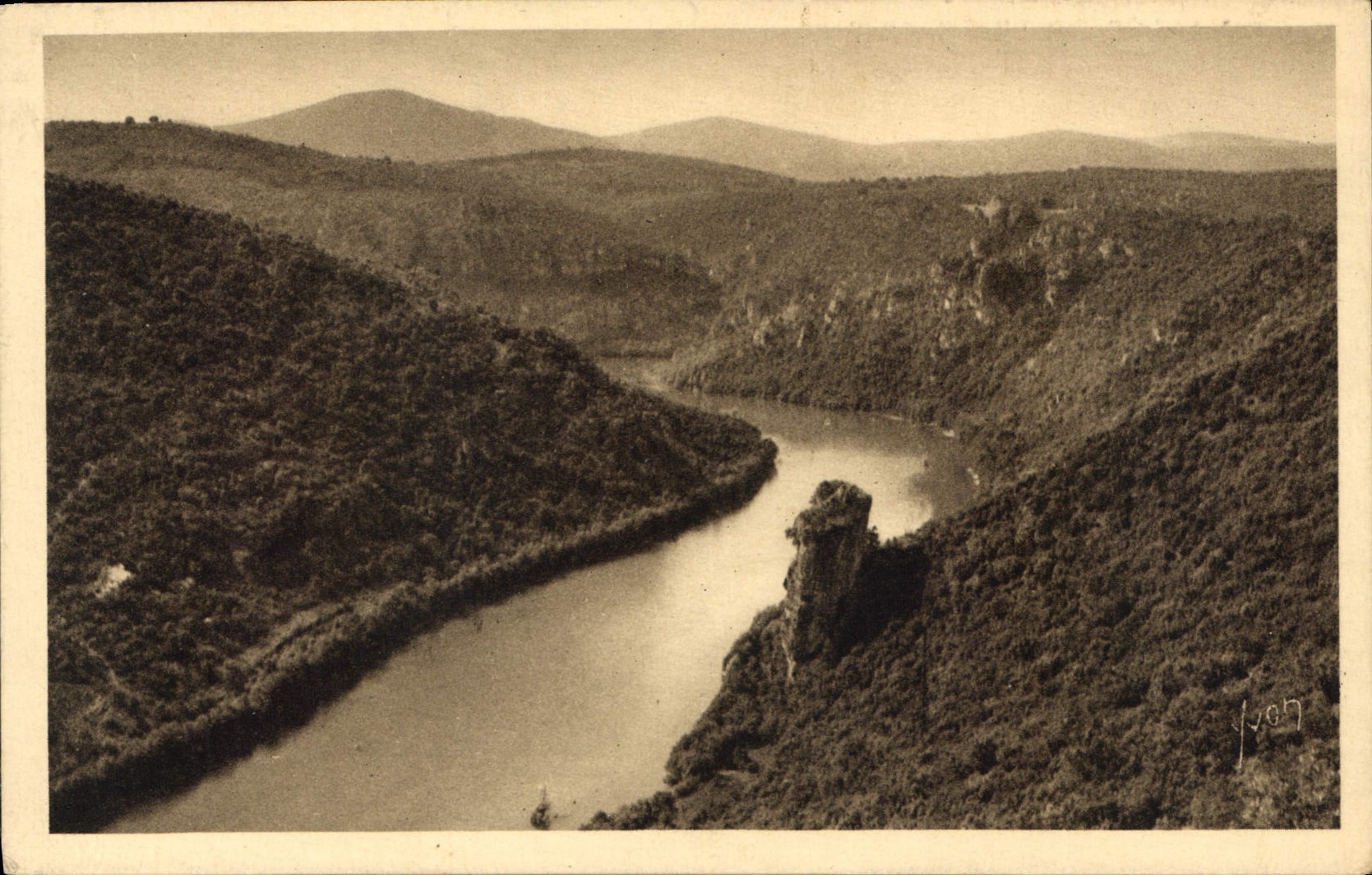 CPA Vallee de l'Herault la Riviere avant la Barrage du Moulin de Bertrand vue prise de la route du C