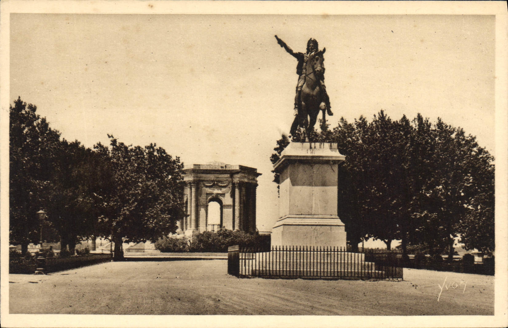 CPA Montpellier Herault Jardin de Peyrou Statue de Louis XIV et Chateau d'Eau 