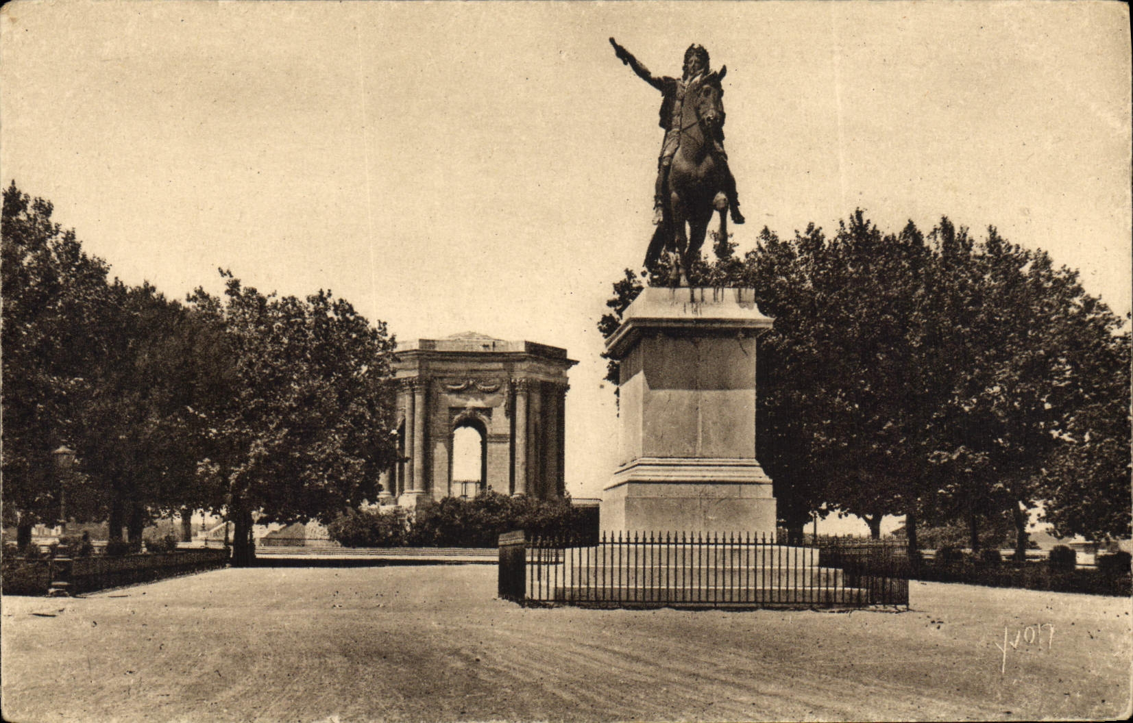 CPA Montpellier Herault Jardin du Peyrou Statue de Louis XIV et Chateau d'Eau 