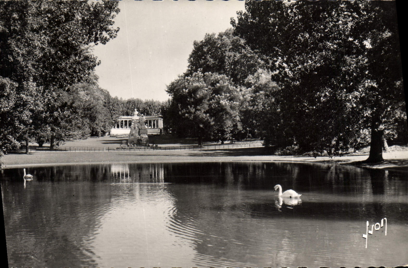 CPA Montpellier Herault l'Esplanade le Bassin et le Monument aux Morts 1914 1918 