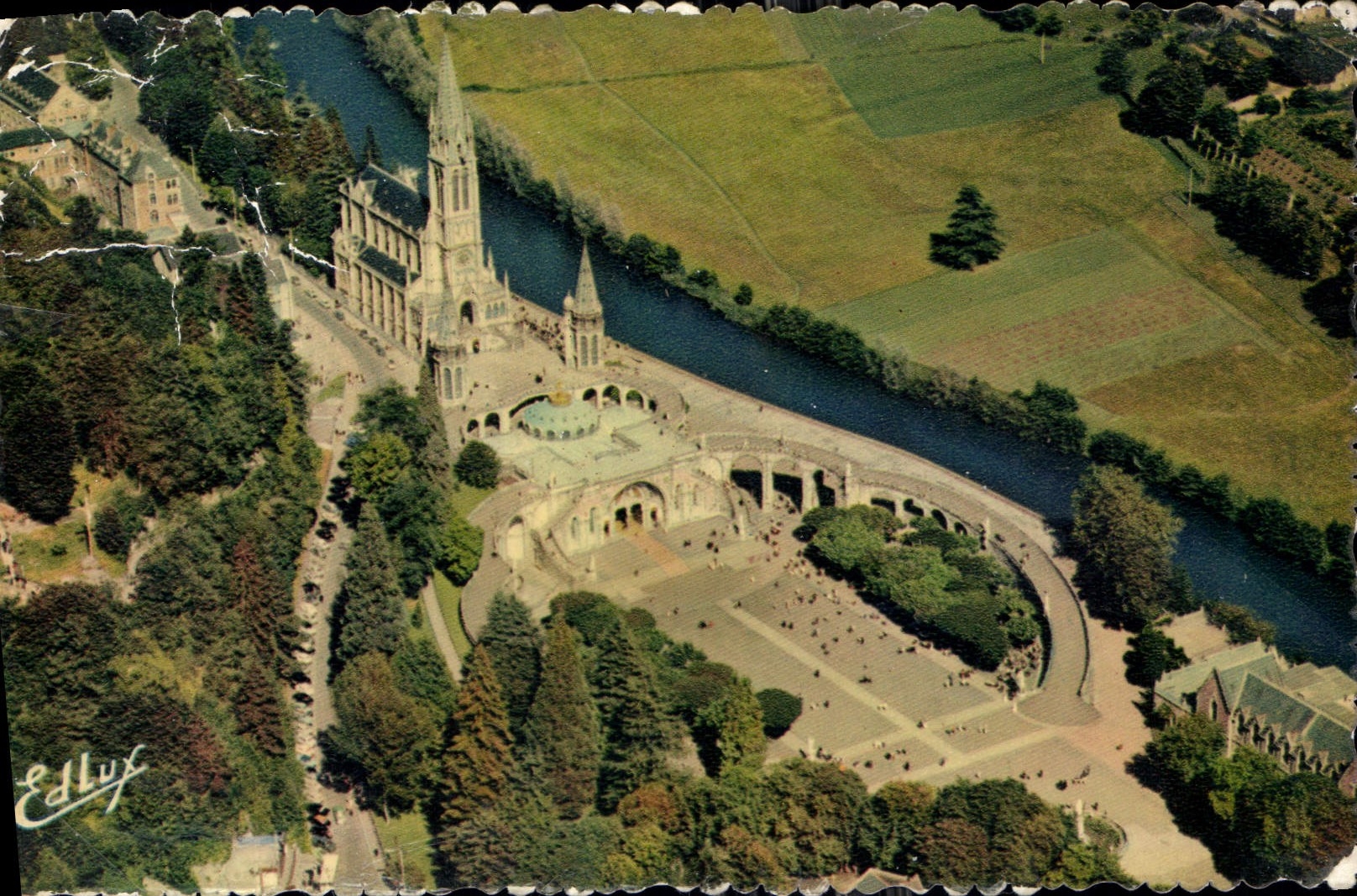 CPA Lourdes vue aerienne sur la Basilique et le Gave 