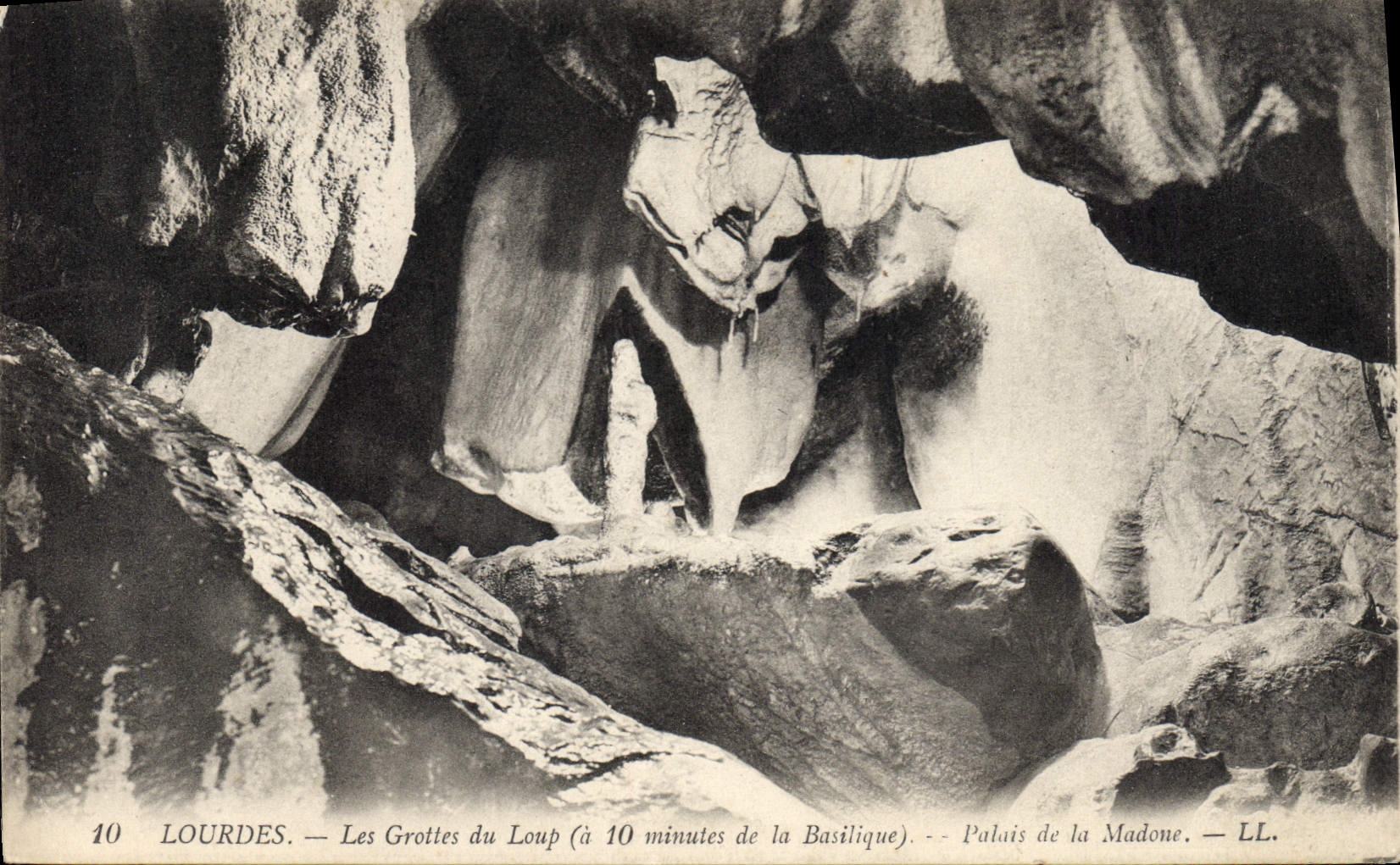 CPA Lourdes les Grottes du Loup a 10 minutes de la Basilique Palais de la Madone 