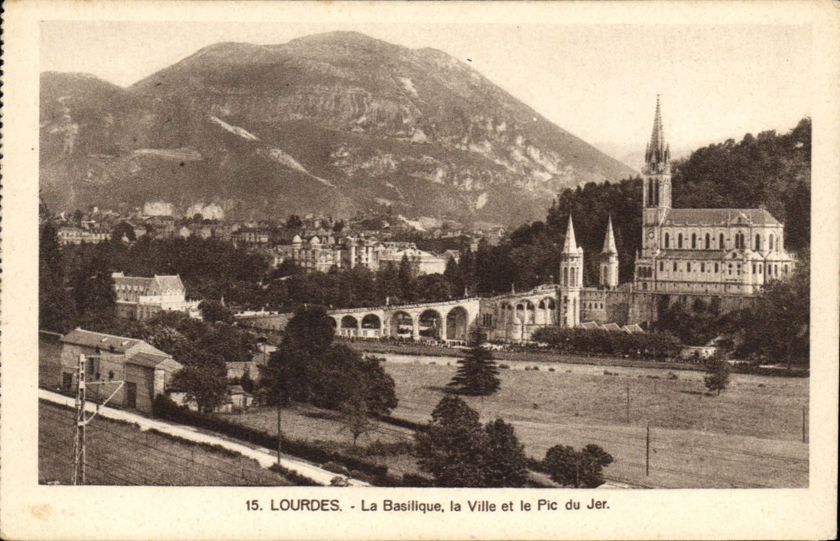CPA Lourdes la Basilique la Ville et le Pic du Jer 