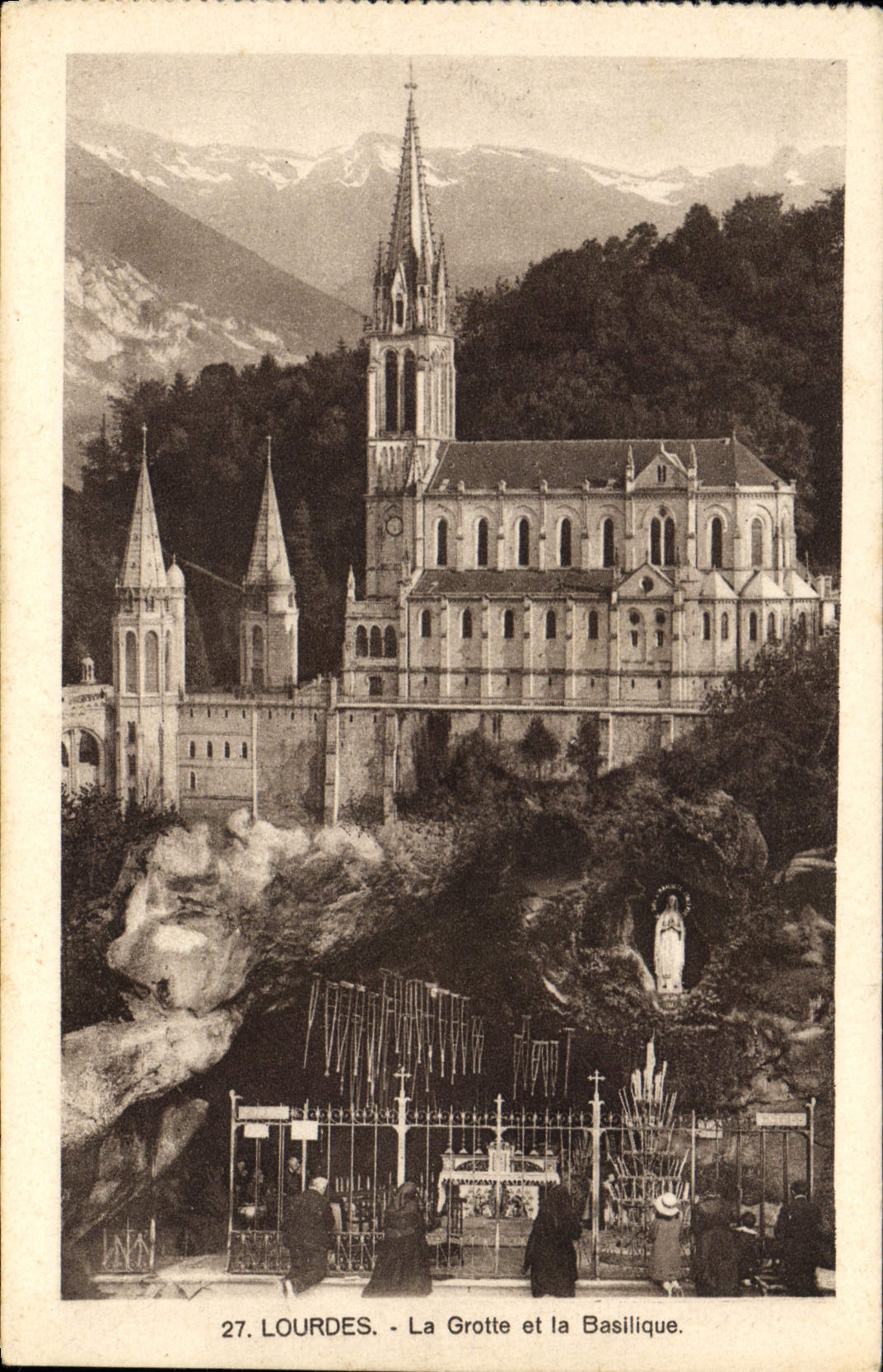 CPA Lourdes la Grotte et la Basilique 