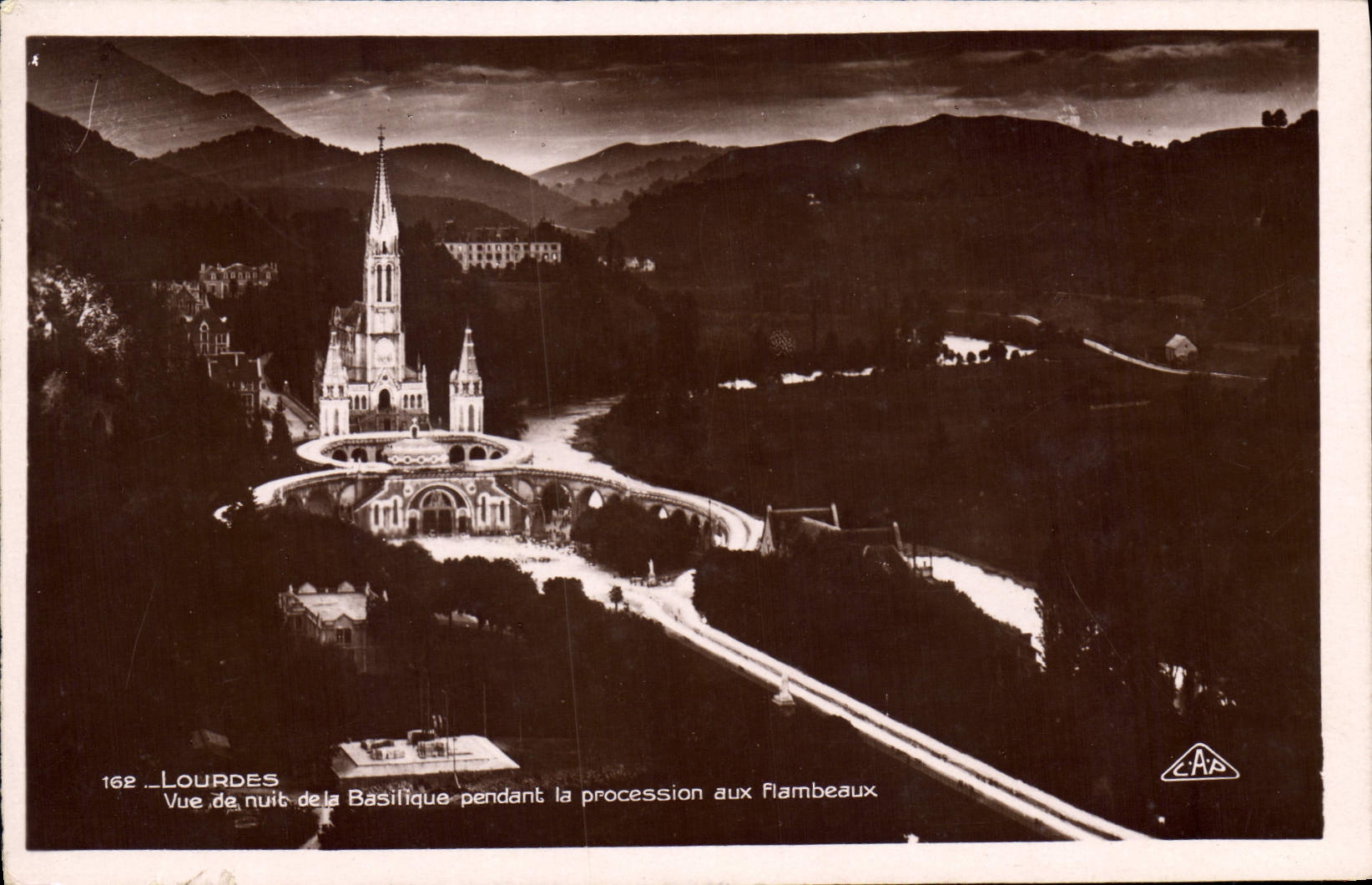 CPA Lourdes vue de nuit de la Basilique pendant la procession aux flambeaux 