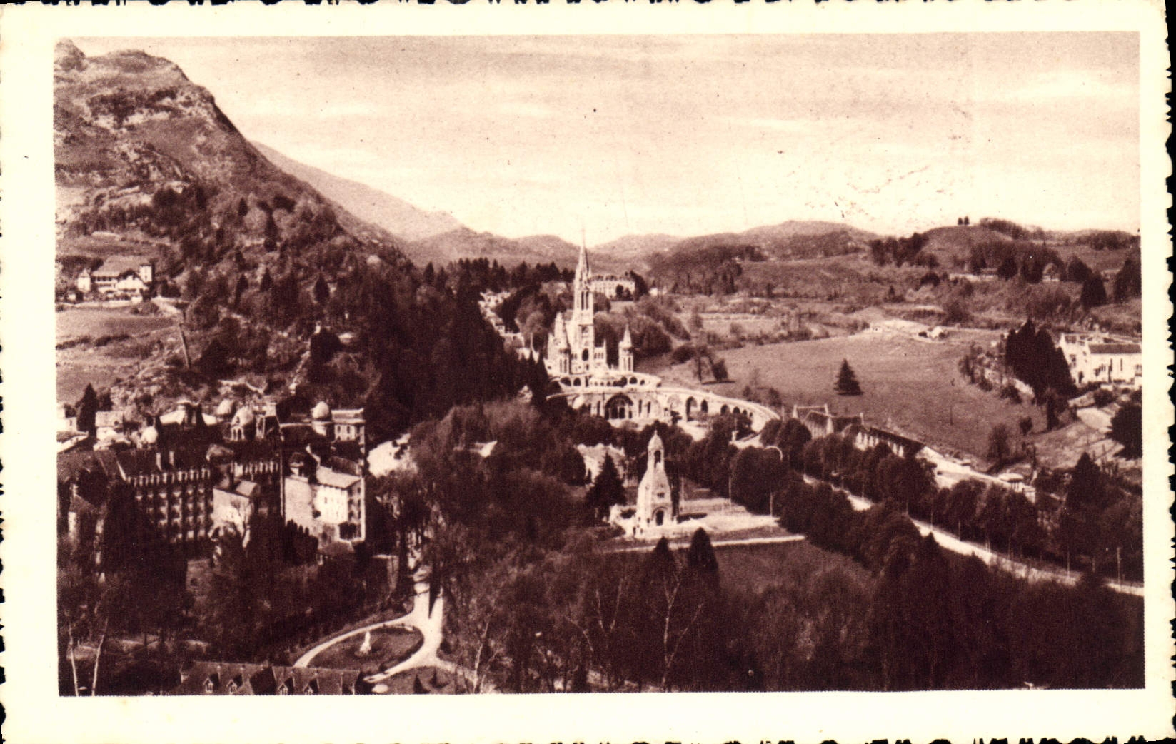 CPA Lourdes la Basilique et le Calvaire vus du Chateau Fort