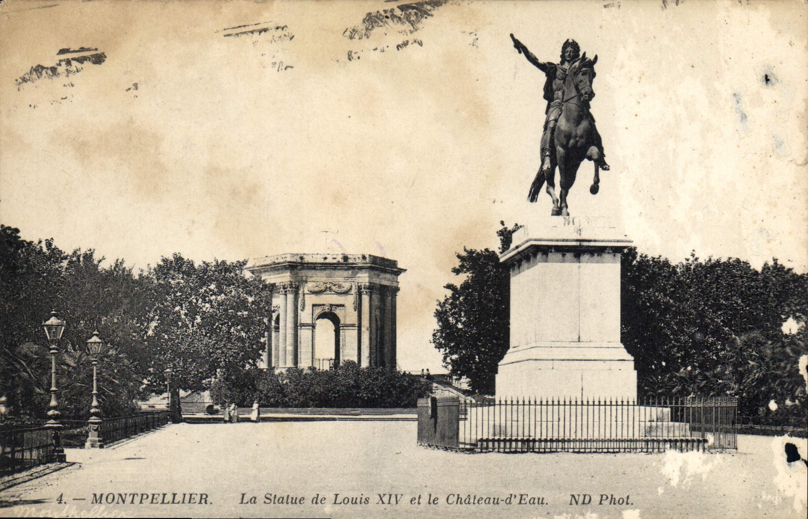 CPA Montpellier la Statue de Louis XIV et le Chateau d'Eau 