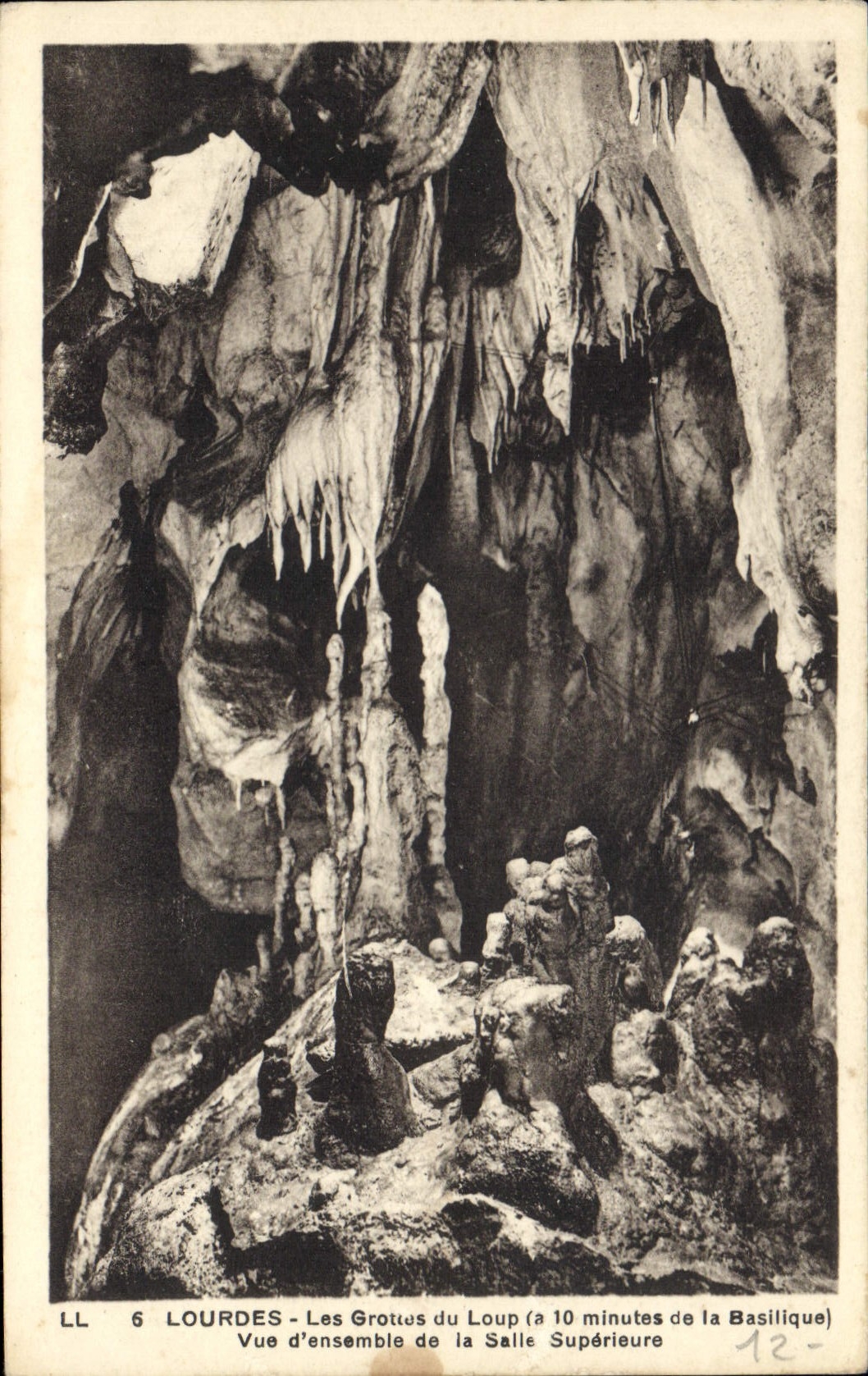 CPA Lourdes les Grottes du Loup a 10 minutes de la Basilique vue d'ensemble de la Salle superieure 