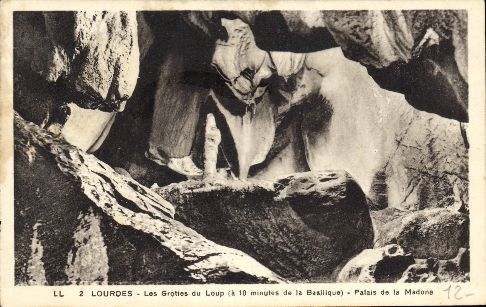 CPA Lourdes les Grottes du Loup a 10 minutes de la Basilique Palais de la Madone 
