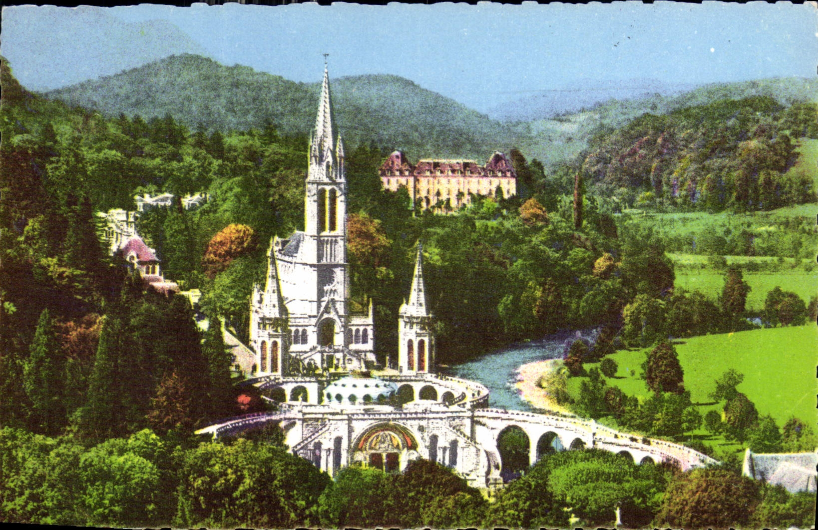 CPA Lourdes la Basilique vu du Chateau Fort 