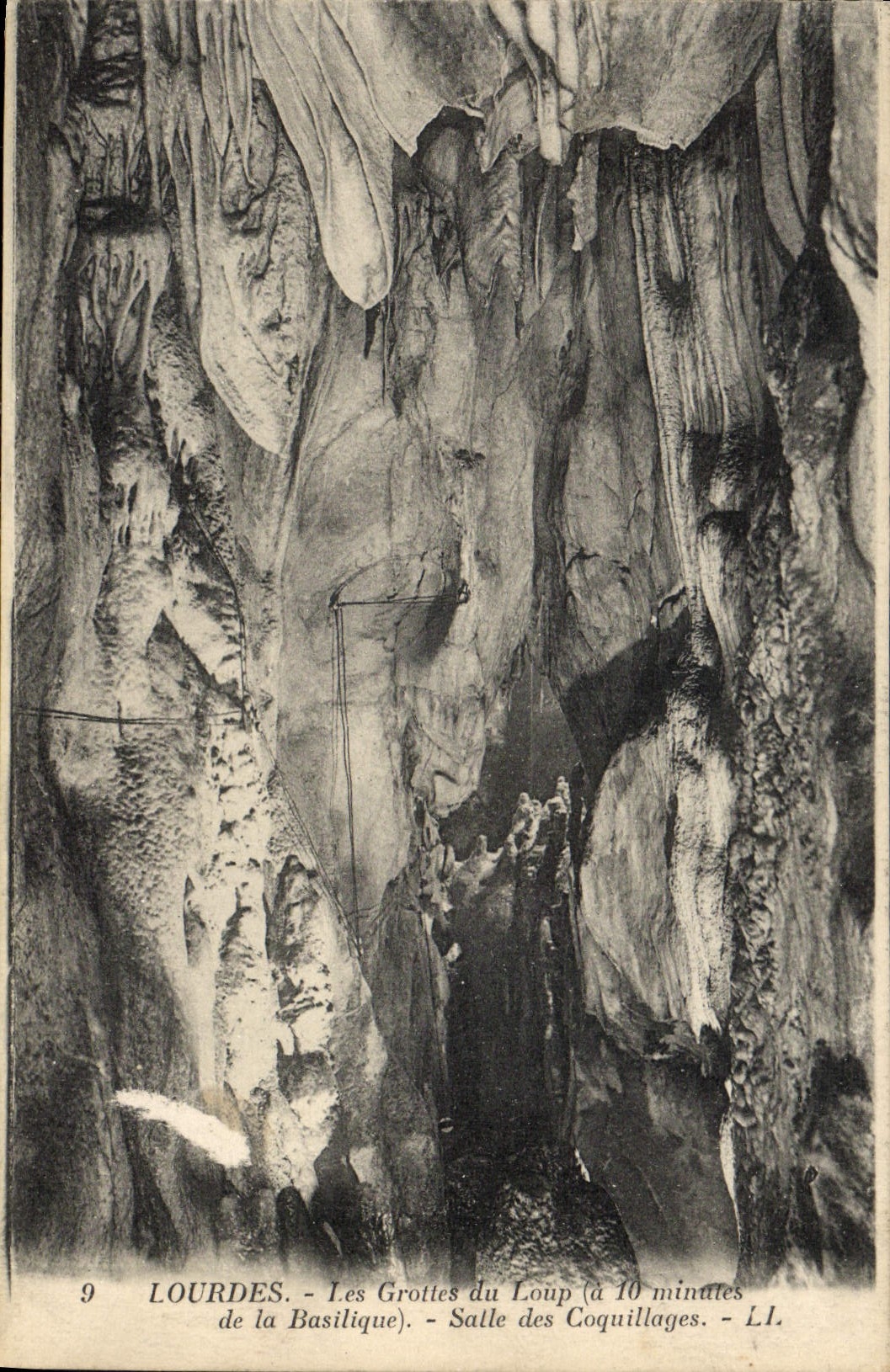 CPA Lourdes les Grottes du Loup a 10 minutes de la Basilique Salle des Coquillages 