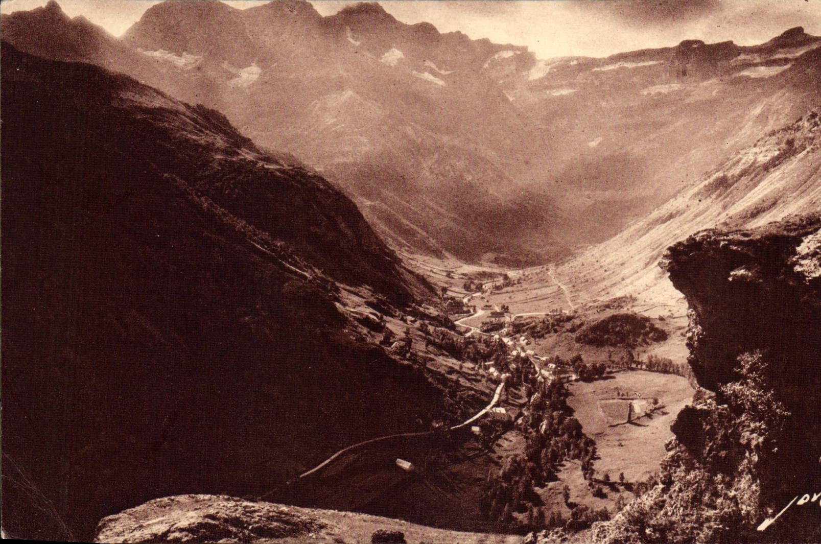 CPA Gavarnie H P vue d'ensemble au fond le Cirque et la Grande Cascade 