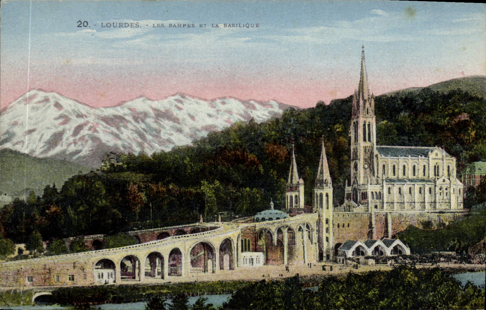 CPA Lourdes les Rampes et la Basilique 