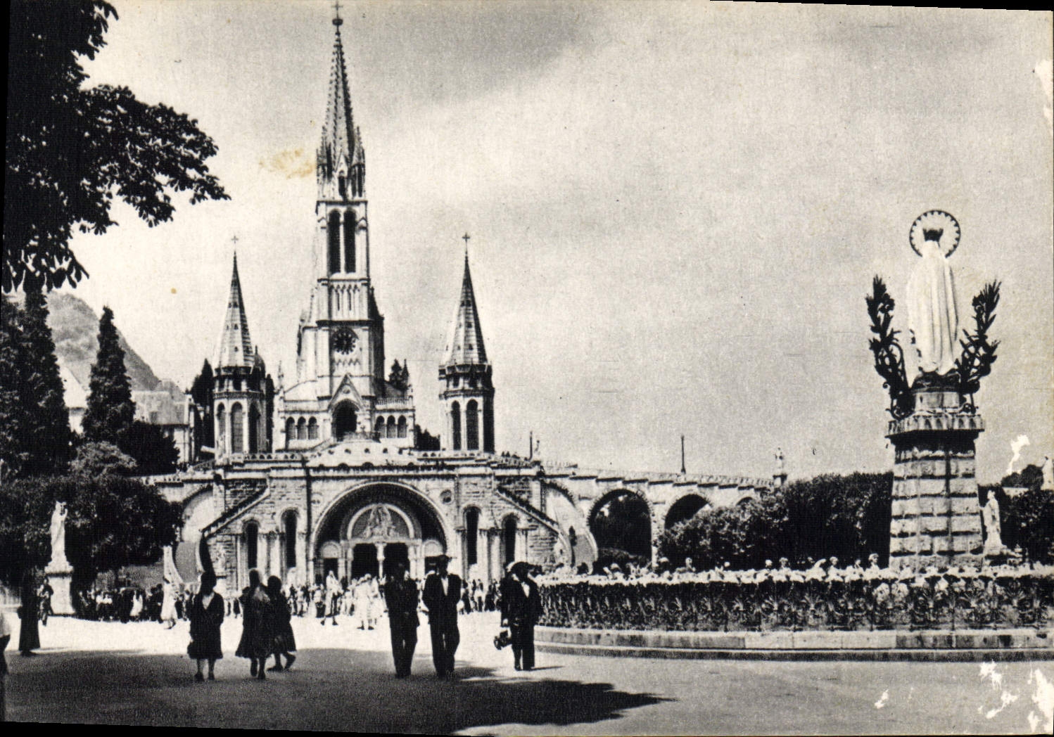 CPA Lourdes la Basilique 