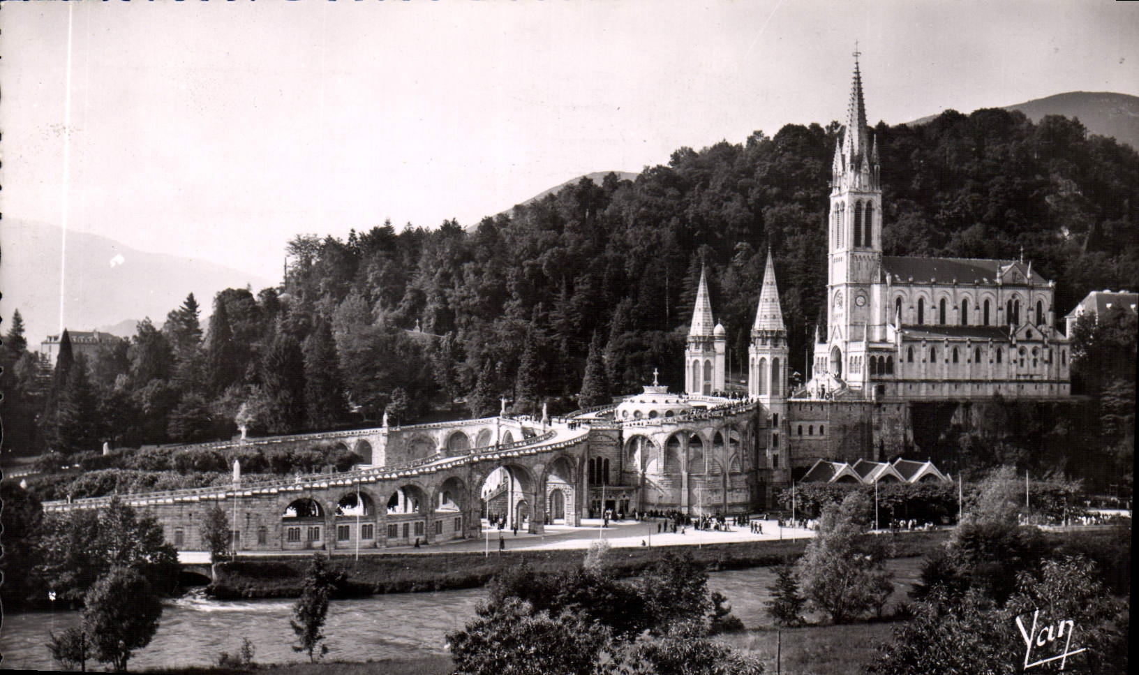 CPA Lourdes la Basilique et le Calvaire 