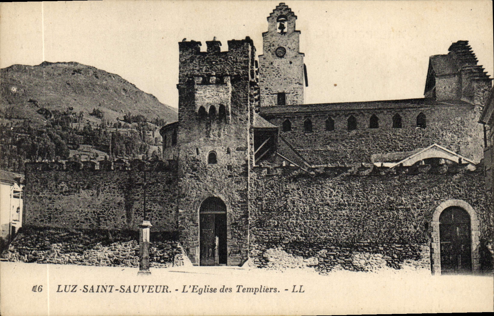 CPA Luz Saint Sauveur l'Eglise des Templiers 